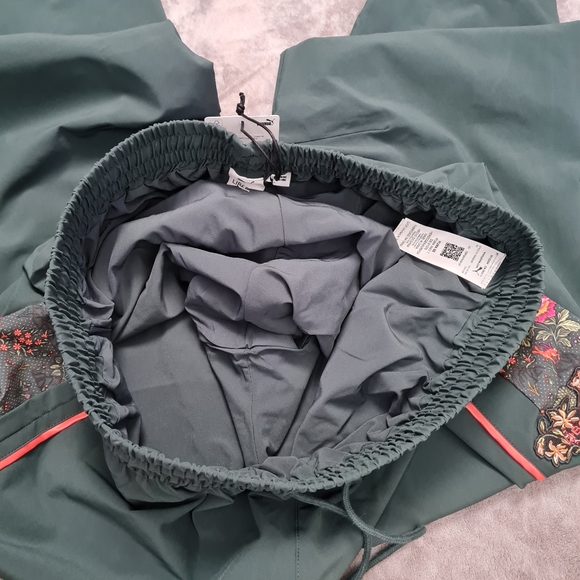 PUMA x LIBERTY London Track Pants Green Gables Womens Size XL - Picture 11 of 16